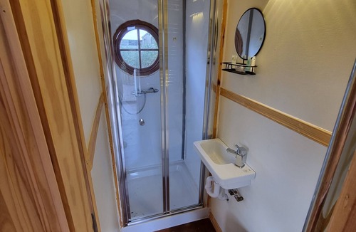 Aller Cabin | Shepherd’s Hut Discovery – Peaceful Somerset Levels Escape
