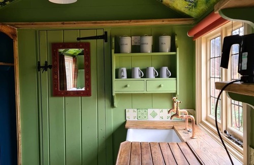 Durrington Apartment | Shepherds Hut - Family - Ensuite
