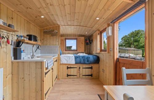 Yarpole House | Shepherds Hut Romantic Stay - Wood-Fired Hot Tub