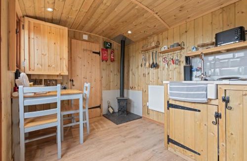Yarpole House | Shepherds Hut Romantic Stay - Wood-Fired Hot Tub