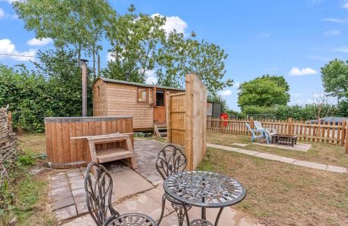 Yarpole House | Shepherds Hut Romantic Stay - Wood-Fired Hot Tub