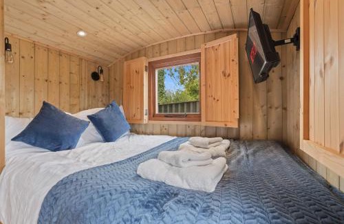 Yarpole House | Shepherds Hut Romantic Stay - Wood-Fired Hot Tub