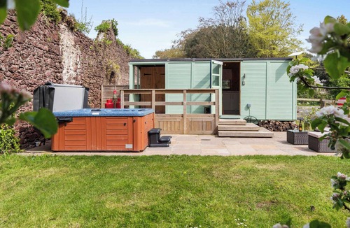 Milford Haven House | Shepherd’s Hut with Hot Tub