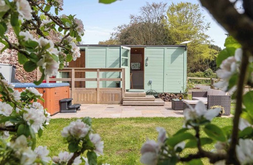 Milford Haven House | Shepherd’s Hut with Hot Tub