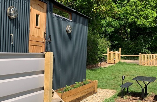 Sway Cabin | Shepherds Hut with Scandinavian Hot Tub and hydromassager