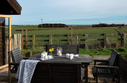 Chathill Cottage | Shepherds Lodge - sleeps 6 guests in 3 bedrooms