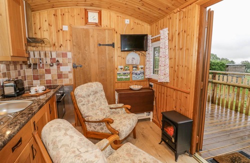 Farlow Cottage | SHEPHERDS RETREAT, pet friendly, with a garden in Cleobury Mortimer