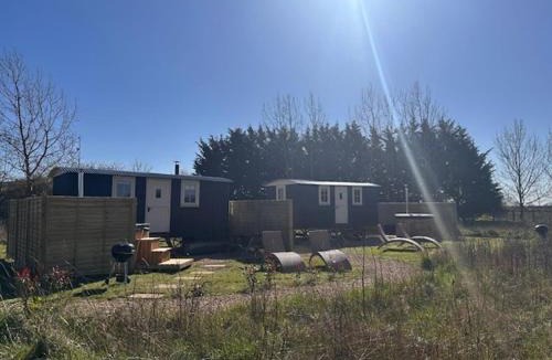 Brackley House | ShepherdsHut-HotTub-Cotswolds-PetFriendly