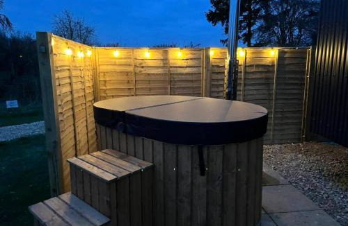 Brackley House | ShepherdsHut-HotTub-Cotswolds-PetFriendly