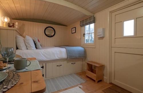 Brackley House | ShepherdsHut-HotTub-Cotswolds-PetFriendly