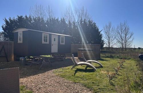 Brackley House | ShepherdsHut-HotTub-Cotswolds-PetFriendly