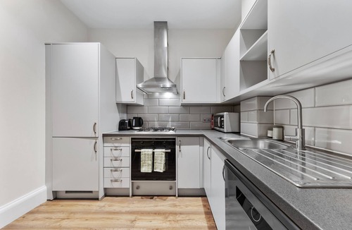 Barking Apartment | Shortlet Express, Stunning 3 bedroom apartment by Barking station