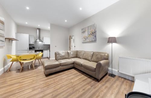 Barking Apartment | Shortlet Express, Stunning 3 bedroom apartment by Barking station