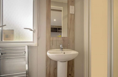 Cowes House | Silver Caravan with parking & ensuite