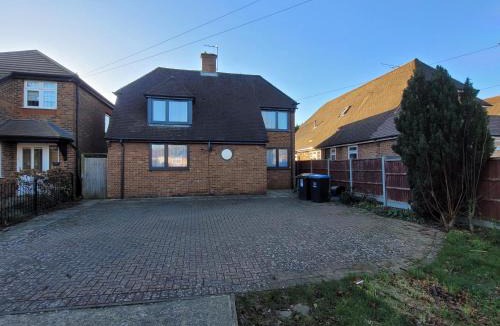 Hemel Hempstead Apartment | Silvertree Lodge - 2 double bed flat with parking