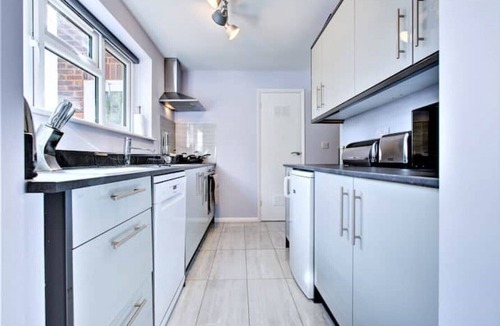 Hemel Hempstead House | Simba Stays: Luxurious Townhouse for Contractors, Relocators/Families