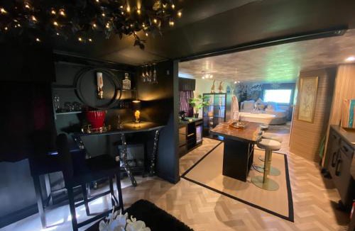 Grafty Green House | Simons Whody Hideaway
