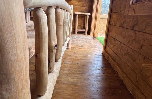 Chiddingstone Ski Chalet | Simple Basketmakers Hut Cabin for Two