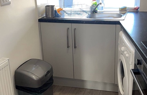 Waddon Apartment | Sleek 2 Bed Oasis Croydon -Sunset views - Sleeps 6 - Family Friendly
