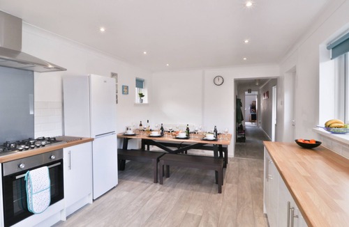 Trowbridge House | Sleeps 11, 2 Bath Bungalow - Parking & Free Wifi