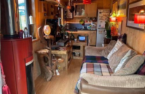Mainland Cabin | Sleeps 2, includes breakfast