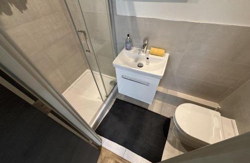 Broad Green Apartment | Sleeps 2 Studio -Central Croydon London -WiFi & Tv