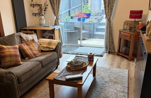 Hereford House | Sleeps 5 pet Friendly, Enclosed Garden, Parking
