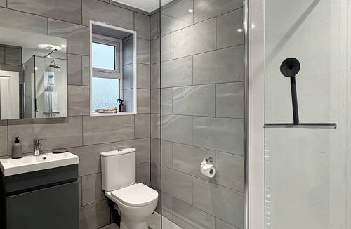 Grantham Apartment | Sleeps 6 2 Bed Flat Central Grantham with Free Parking & Free Gym Access