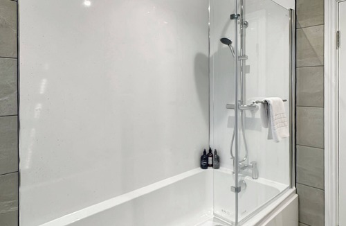 Grantham Apartment | Sleeps 6 2 Bed Flat Central Grantham with Free Parking & Free Gym Access