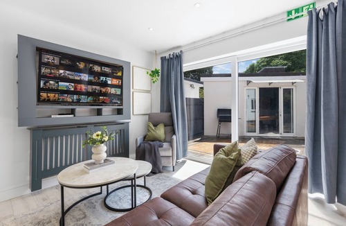 Northolt Mandeville House | Sleeps12, Working space, Game room & Free Parking- 6 ensuite room with Tv/room