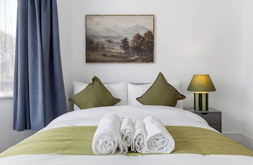 Northolt Mandeville House | Sleeps12, Working space, Game room & Free Parking- 6 ensuite room with Tv/room