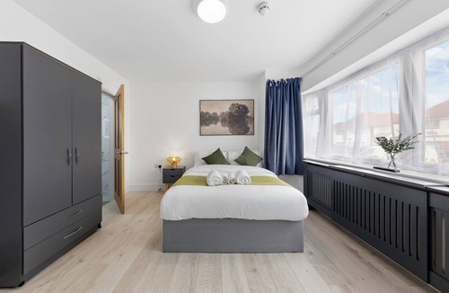 Northolt Mandeville House | Sleeps12, Working space, Game room & Free Parking- 6 ensuite room with Tv/room