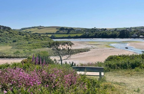 Bantham Apartment | Sloopside Apartment in the centre of Bantham with sea views