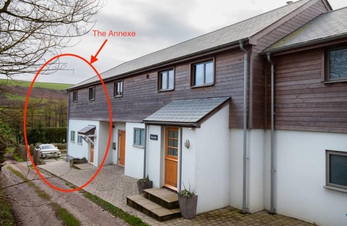 Bantham Apartment | Sloopside Apartment in the centre of Bantham with sea views