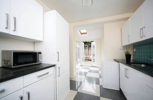 Stratford Bed & Breakfast | Smart King Size Double Room For 4 Guests