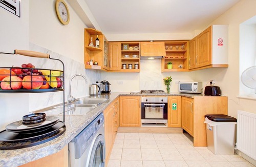 Ponders End Apartment | Smart Studio- North London - Sleeps 2 - free parking