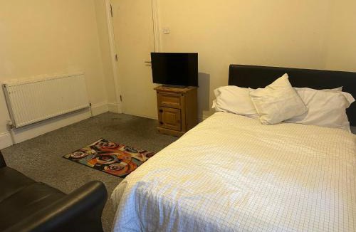 Smethwick Apartment | Smethwick Birmingham Cosy Spacious Bedroom - Free WiFi & Parking