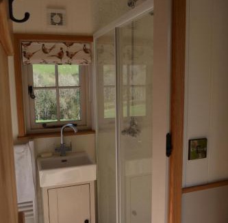 Trecastle Apartment | Snug Oak Hut with a view on a Welsh Hill Farm