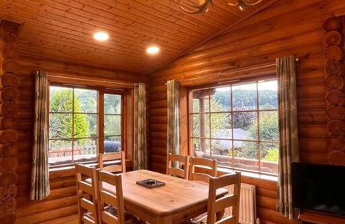 Aymestrey Apartment | Solid Log Cabin With Private Hot Tub - Oak