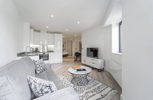 Barnt Green Apartment | Solihull Studio | Parking WiFi NEC BHX