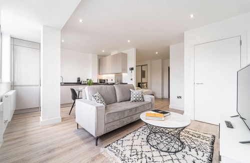 Barnt Green Apartment | Solihull Studio | Parking WiFi NEC BHX