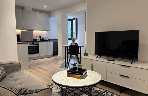 Barnt Green Apartment | Solihull Studio | Parking WiFi NEC BHX