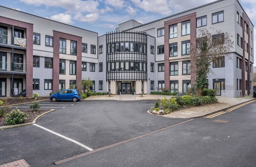 Barnt Green Apartment | Solihull Studio | Parking WiFi NEC BHX