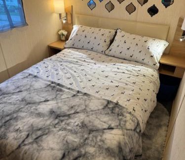 Leysdown-on-Sea Apartment | Space for 8, by the Beach with Pool and Entertainment