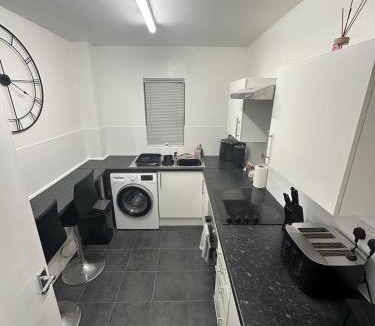 Crawley Apartment | Spacious 1bed Apartment Close To Town