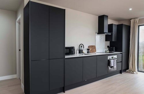 Bloxwich Apartment | Spacious 1BED Birmingham Apartment w Roof Terrace