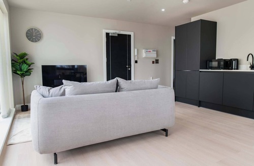 Bloxwich Apartment | Spacious 1BED Birmingham Apartment w Roof Terrace