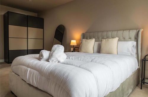 Bloxwich Apartment | Spacious 1BED Birmingham Apartment w Roof Terrace