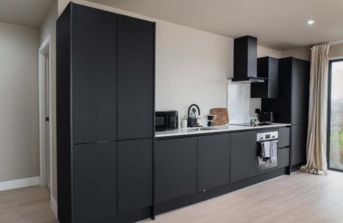 Bloxwich Apartment | Spacious 1BED Birmingham Apartment w Roof Terrace