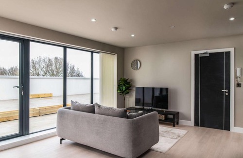Bloxwich Apartment | Spacious 1BED Birmingham Apartment w Roof Terrace